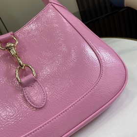 Новинка Маленькая сумка через плечо из серии Gucci Jackie. Эта но