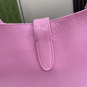 Новинка Маленькая сумка через плечо из серии Gucci Jackie. Эта но
