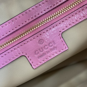 Новинка Маленькая сумка через плечо из серии Gucci Jackie. Эта но