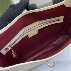 Новинка Маленькая сумка через плечо из серии Gucci Jackie. Эта но