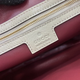 Новинка Маленькая сумка через плечо из серии Gucci Jackie. Эта но