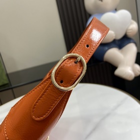Новинка Маленькая сумка через плечо из серии Gucci Jackie. Эта но
