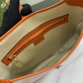 Новинка Маленькая сумка через плечо из серии Gucci Jackie. Эта но