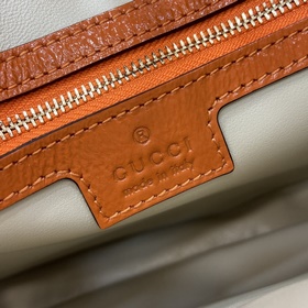 Новинка Маленькая сумка через плечо из серии Gucci Jackie. Эта но