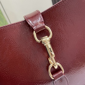 Новинка Маленькая сумка через плечо из серии Gucci Jackie. Эта но