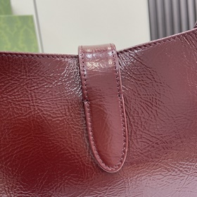 Новинка Маленькая сумка через плечо из серии Gucci Jackie. Эта но