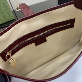 Новинка Маленькая сумка через плечо из серии Gucci Jackie. Эта но
