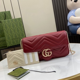 Мини-кошелек с цепочкой из серии GG Marmont. Аксессуары с двойной