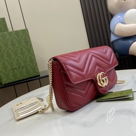 Мини-кошелек с цепочкой из серии GG Marmont. Аксессуары с двойной