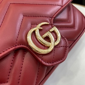 Мини-кошелек с цепочкой из серии GG Marmont. Аксессуары с двойной
