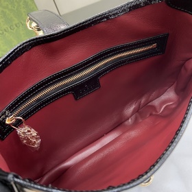 Новинка Маленькая сумка через плечо из серии Gucci Jackie. Эта но