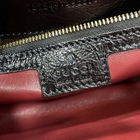 Новинка Маленькая сумка через плечо из серии Gucci Jackie. Эта но