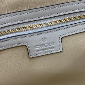Новинка Небольшая сумка через плечо из серии Gucci Jackie. Эта но