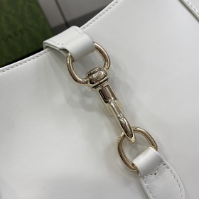 Новинка Небольшая сумка через плечо из серии Gucci Jackie. Эта но