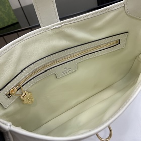 Новинка Небольшая сумка через плечо из серии Gucci Jackie. Эта но
