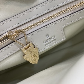 Новинка Небольшая сумка через плечо из серии Gucci Jackie. Эта но