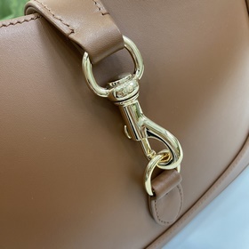 Новинка Небольшая сумка через плечо из серии Gucci Jackie. Эта но