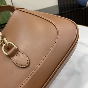 Новинка Небольшая сумка через плечо из серии Gucci Jackie. Эта но