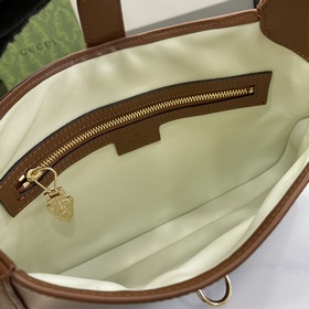 Новинка Небольшая сумка через плечо из серии Gucci Jackie. Эта но