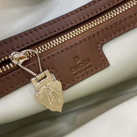 Новинка Небольшая сумка через плечо из серии Gucci Jackie. Эта но