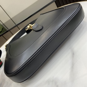 Новинка Небольшая сумка через плечо из серии Gucci Jackie. Эта но