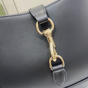 Новинка Небольшая сумка через плечо из серии Gucci Jackie. Эта но