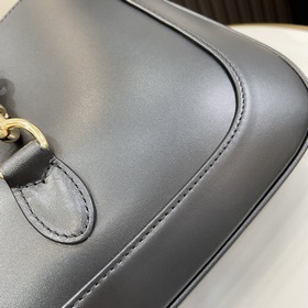 Новинка Небольшая сумка через плечо из серии Gucci Jackie. Эта но