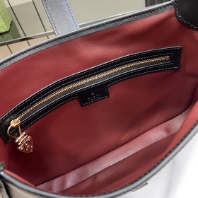 Новинка Небольшая сумка через плечо из серии Gucci Jackie. Эта но