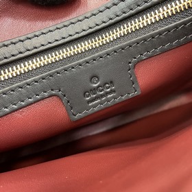 Новинка Небольшая сумка через плечо из серии Gucci Jackie. Эта но