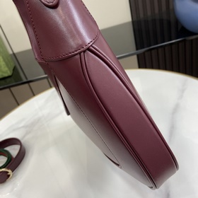 Новинка Небольшая сумка через плечо из серии Gucci Jackie. Эта но