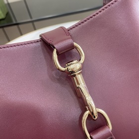 Новинка Небольшая сумка через плечо из серии Gucci Jackie. Эта но