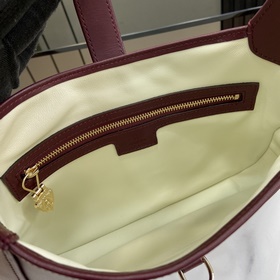 Новинка Небольшая сумка через плечо из серии Gucci Jackie. Эта но