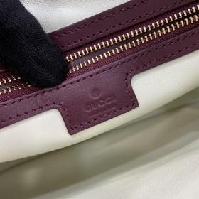Новинка Небольшая сумка через плечо из серии Gucci Jackie. Эта но