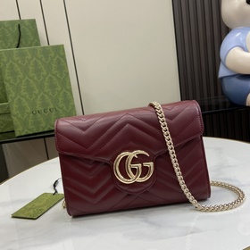 Мини-сумка GG Marmont стеганым узором. Классические аксессуары Gu