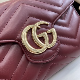 Мини-сумка GG Marmont стеганым узором. Классические аксессуары Gu