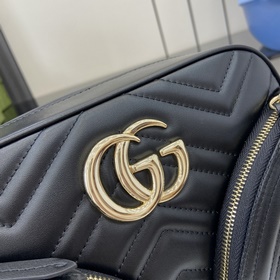 Новинка Маленькая сумка через плечо из серии GG Marmont. Серия GG