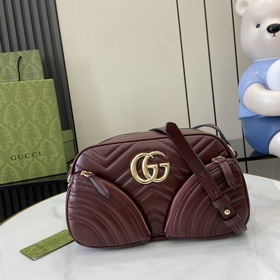 Новинка Маленькая сумка через плечо из серии GG Marmont. Серия GG