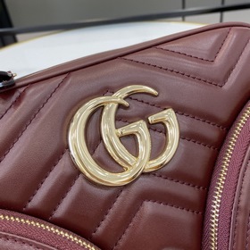 Новинка Маленькая сумка через плечо из серии GG Marmont. Серия GG