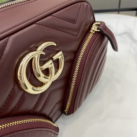 Новинка Маленькая сумка через плечо из серии GG Marmont. Серия GG
