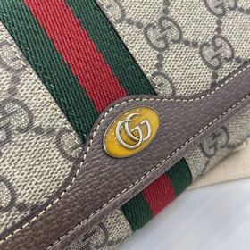 Серия GG Marmont Эта сумка с цепочкой из серии GG Marmont, изгото