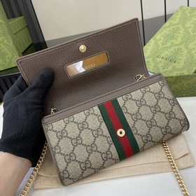 Серия GG Marmont Эта сумка с цепочкой из серии GG Marmont, изгото