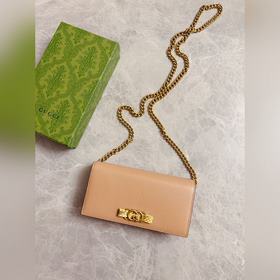 Новейшая модель Gucci — маленькая сумка с цепочкой и бантиком из