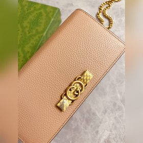 Новейшая модель Gucci — маленькая сумка с цепочкой и бантиком из 