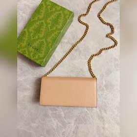 Новейшая модель Gucci — маленькая сумка с цепочкой и бантиком из 