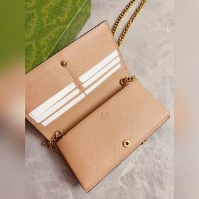 Новейшая модель Gucci — маленькая сумка с цепочкой и бантиком из 