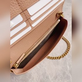 Новейшая модель Gucci — маленькая сумка с цепочкой и бантиком из 