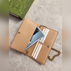Новейшая модель Gucci — маленькая сумка с цепочкой и бантиком из 