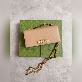 Новейшая модель Gucci — маленькая сумка с цепочкой и бантиком из 
