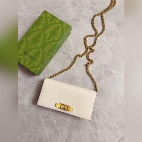 Новейшая модель Gucci — небольшая сумка с цепочкой и бантиком из