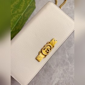 Новейшая модель Gucci — небольшая сумка с цепочкой и бантиком из 